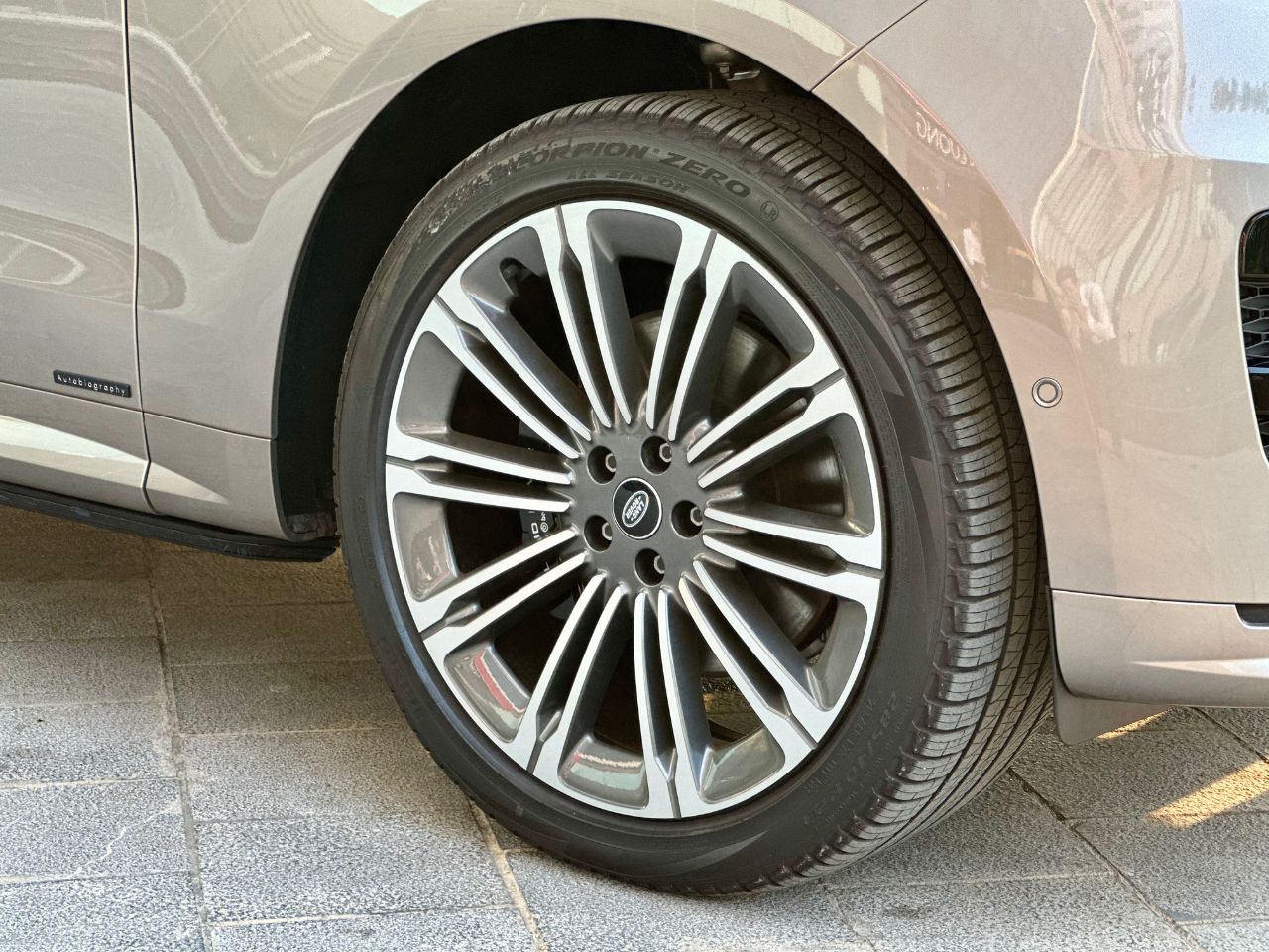 Cận cảnh bộ mâm xe hợp kim đa chấu phay 2 màu kích thước 23 inch trên Range Rover Sport 2026