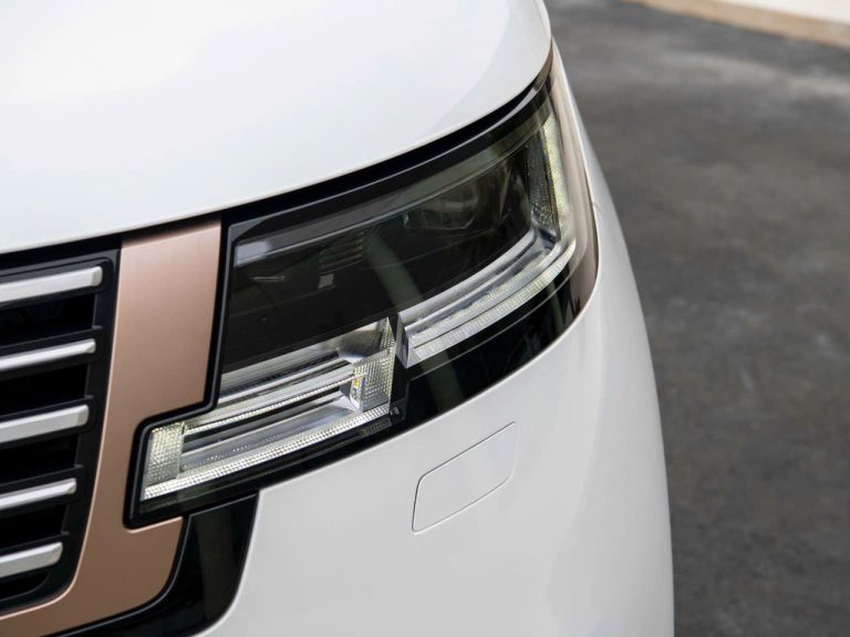 Cận cảnh cụm đèn pha Digital LED thông minh trên Range Rover SV