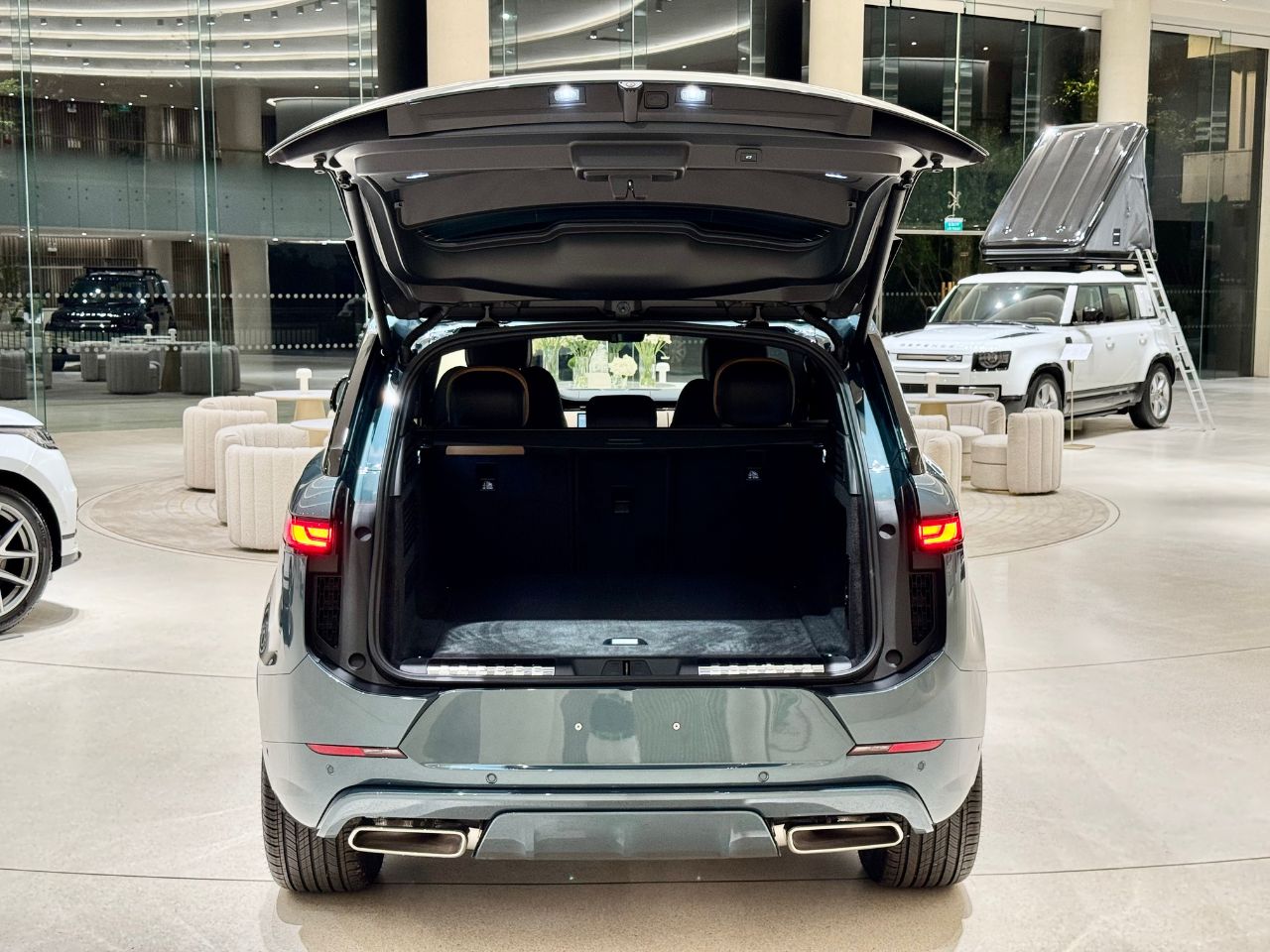 Khoang hành lý cốp sau mở điện rộng rãi trên xe Range Rover Sport 2026