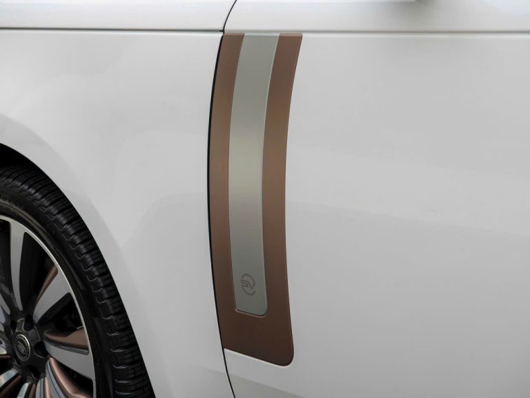 Chi tiết mang cá bên hông xe Range Rover SV mạ đồng cao cấp