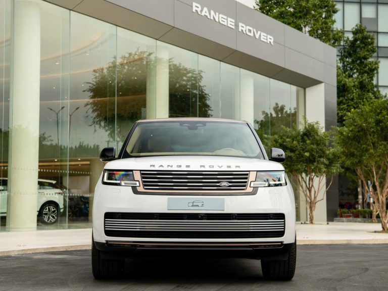Thiết kế đầu xe Range Rover SV với lưới tản nhiệt và cản trước đặc trưng