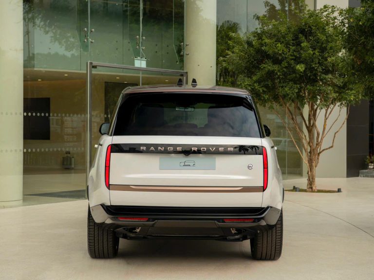 Đuôi xe Range Rover SV với cụm đèn hậu thanh mảnh và logo SV