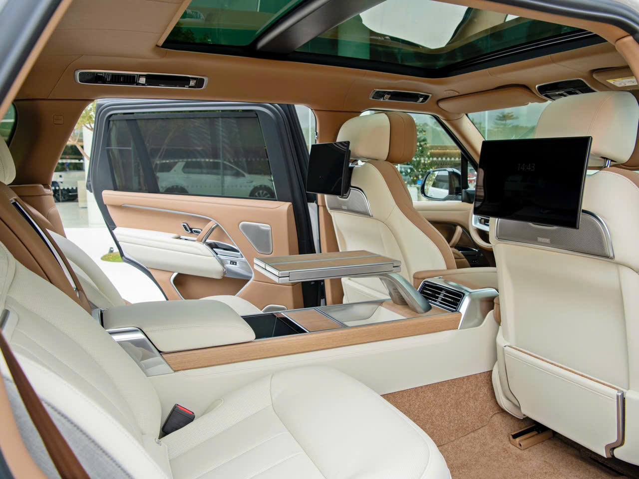 Hàng ghế sau hạng thương gia Executive Class Comfort-Plus trên Range Rover SV