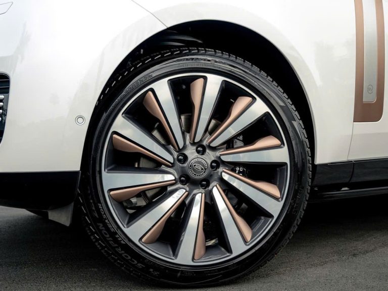 Mâm xe hợp kim 23 inch đa chấu phối màu đồng trên Range Rover SV
