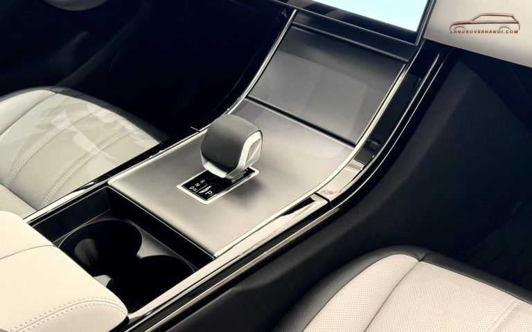 Cần số điện tử và bệ trung tâm thiết kế tối giản xa xỉ xe Range Rover Evoque 2026