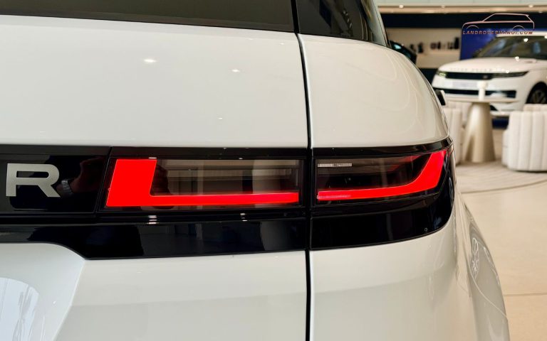 Cụm đèn hậu LED vươn ngang thiết kế siêu mỏng xe Range Rover Evoque 2026
