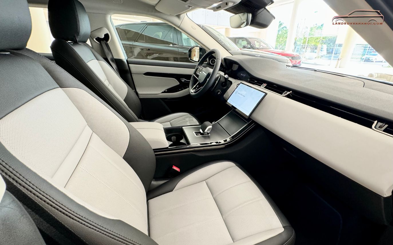 Ghế lái bọc da cao cấp phối màu sáng chỉnh điện đa hướng Range Rover Evoque 2026