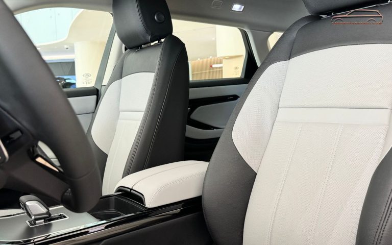 Ghế phụ và hàng ghế trước bọc da màu sáng sang trọng xe Range Rover Evoque 2026