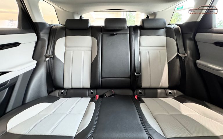 Chính diện hàng ghế thương gia phía sau xe Range Rover Evoque 2026