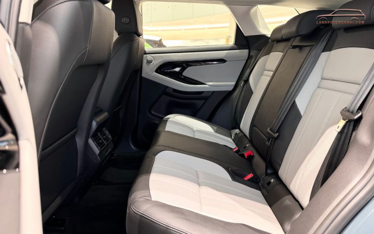 Không gian hàng ghế thứ 2 nhìn từ cửa xe Range Rover Evoque 2026
