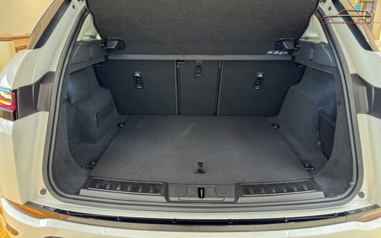 Khoang hành lý cốp sau mở điện rộng rãi xe Range Rover Evoque 2026