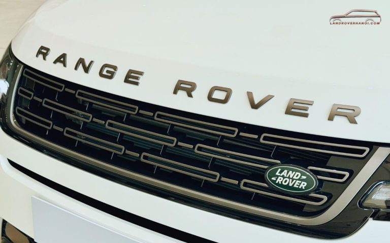 Dải chữ nổi Range Rover mạ crom và mặt lưới tản nhiệt xe Range Rover Evoque 2026