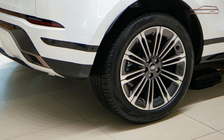 Chi tiết mâm xe hợp kim đa chấu và cản sau thể thao xe Range Rover Evoque 2026
