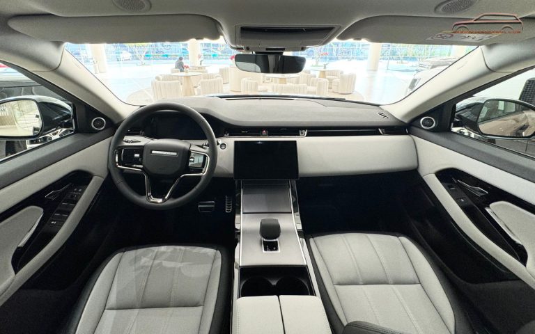 Toàn cảnh không gian nội thất khoang lái xe Range Rover Evoque 2026 màu trắng Fuji White