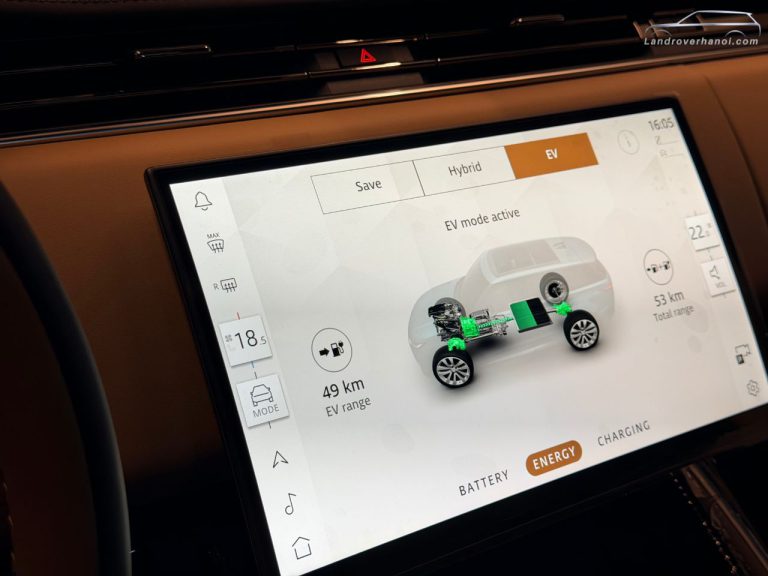 Màn hình cảm ứng trung tâm hiển thị menu cài đặt vận hành xe Range Rover Sport 2026