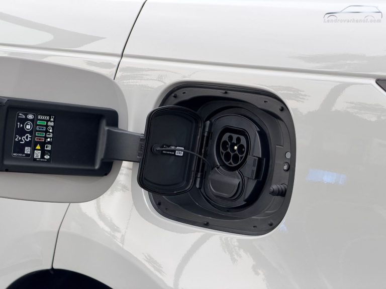 Cổng sạc điện Plug-in Hybrid PHEV trên xe Range Rover Sport 2026