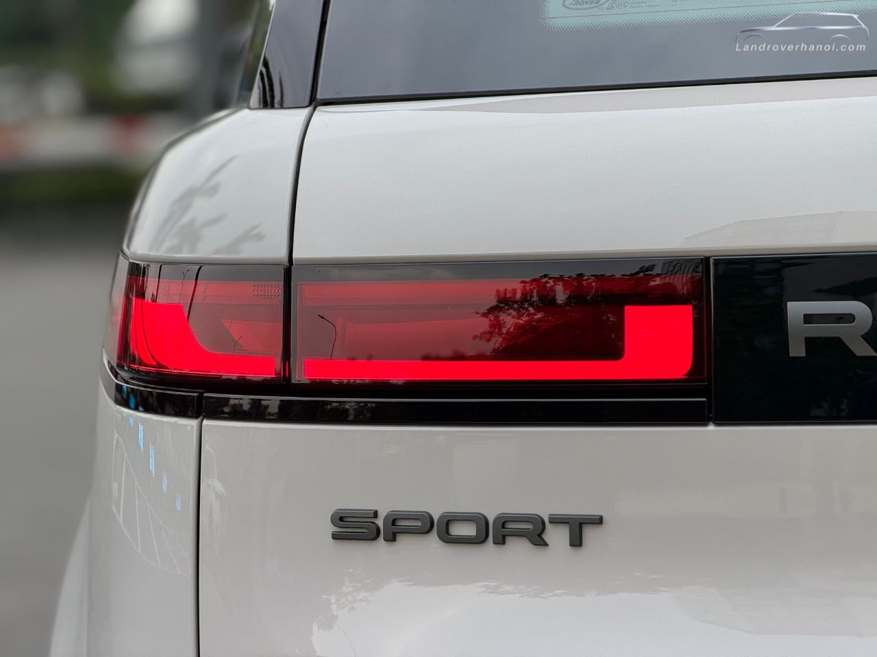 Cụm đèn hậu LED vươn ngang thiết kế siêu mỏng trên Range Rover Sport 2026