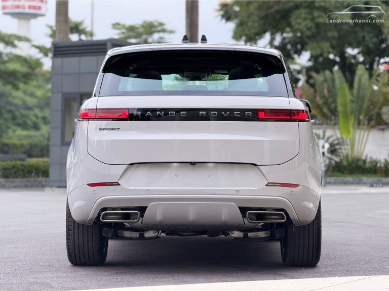 Tổng thể thiết kế chính diện phía sau đuôi xe Range Rover Sport 2026 Borasco Grey