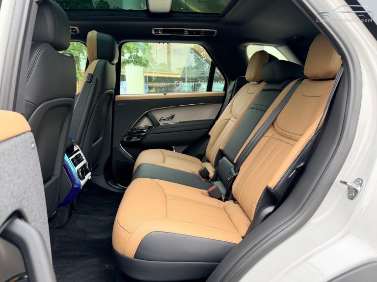 Không gian hàng ghế sau rộng rãi nhìn từ cánh cửa xe Range Rover Sport 2026