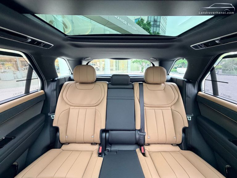 Tổng quan hàng ghế thương gia phía sau xe Range Rover Sport 2026