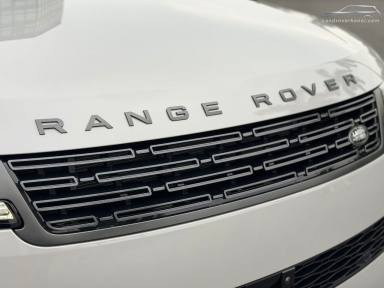 Cận cảnh thiết kế lưới tản nhiệt và dải chữ Range Rover trên nắp capo
