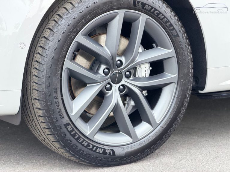 Cận cảnh mâm xe hợp kim đa chấu phay 2 màu thể thao Range Rover Sport 2026