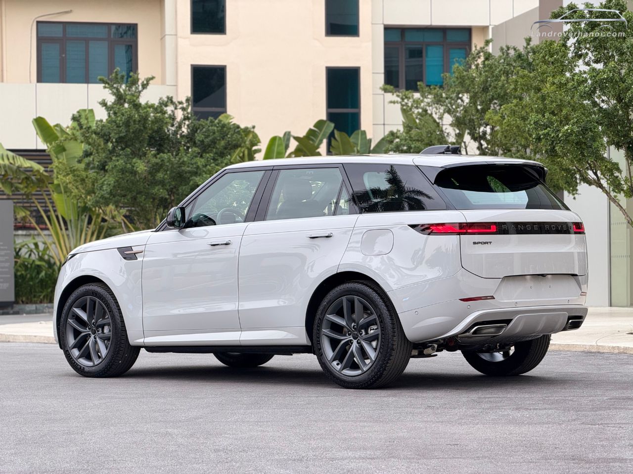Góc nhìn 3/4 từ phía sau ngoại thất Range Rover Sport 2026 Borasco Grey