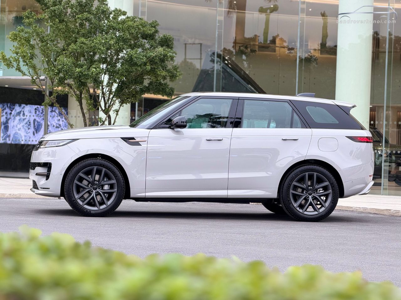 Kiểu dáng nhìn ngang thân xe Range Rover Sport 2026 màu Borasco Grey