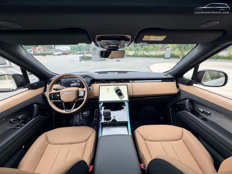 Toàn cảnh không gian khoang nội thất hàng ghế trước xe Range Rover Sport 2026