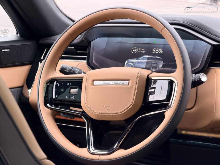 Cận cảnh thiết kế vô năng 3 chấu thể thao bọc da cao cấp Range Rover Sport 2026