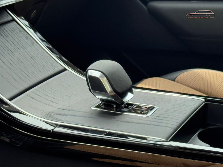 Cần số điện tử bọc da cao cấp trên bệ trung tâm xe Range Rover Velar 2026