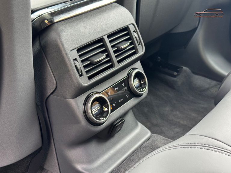 Cụm cửa gió và núm điều khiển điều hòa hàng ghế sau xe Range Rover Velar 2026