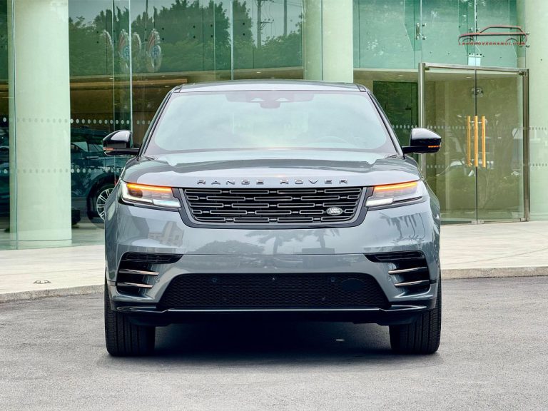 Thiết kế chính diện phần đầu xe Range Rover Velar 2026 màu xám Zadar Grey