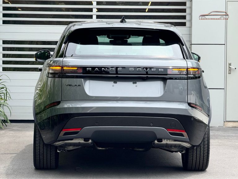 Thiết kế chính diện phía sau đuôi xe Range Rover Velar 2026 màu xám Zadar Grey
