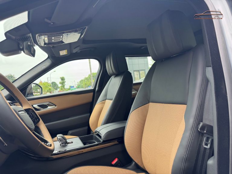 Ghế lái bọc da cao cấp chỉnh điện đa hướng trên xe Range Rover Velar 2026