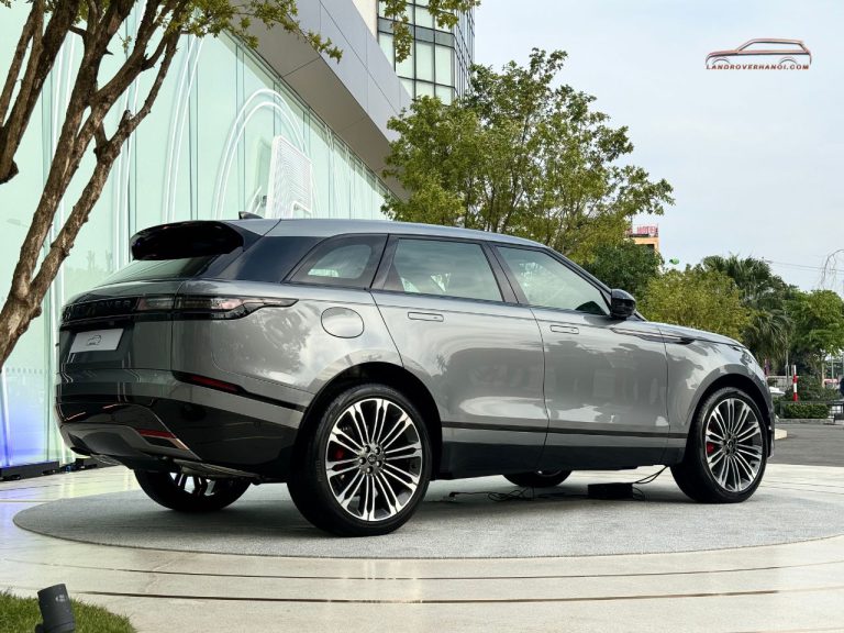 Góc nhìn 3/4 từ phía sau hông xe Range Rover Velar 2026 màu Zadar Grey tại showroom