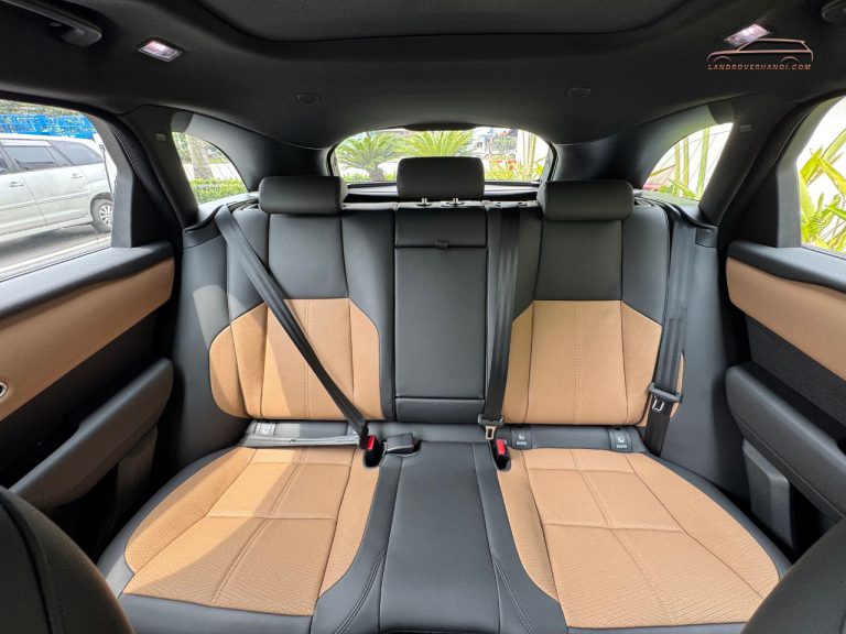 Khoang hành khách phía sau phối màu da cao cấp sang trọng xe Range Rover Velar 2026