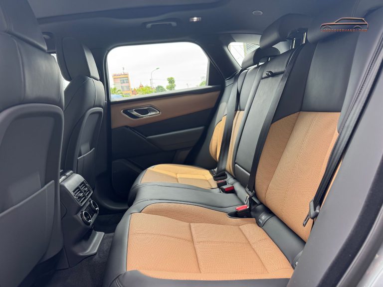 Tổng quan hàng ghế sau bọc da hai màu êm ái trên xe Range Rover Velar 2026