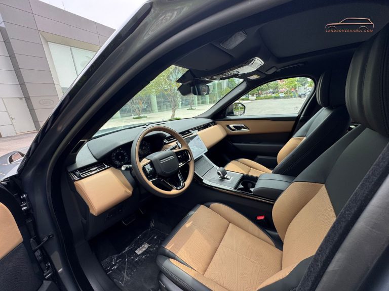 Góc nhìn từ cửa lái vào khoang nội thất bọc da sang trọng xe Range Rover Velar 2026