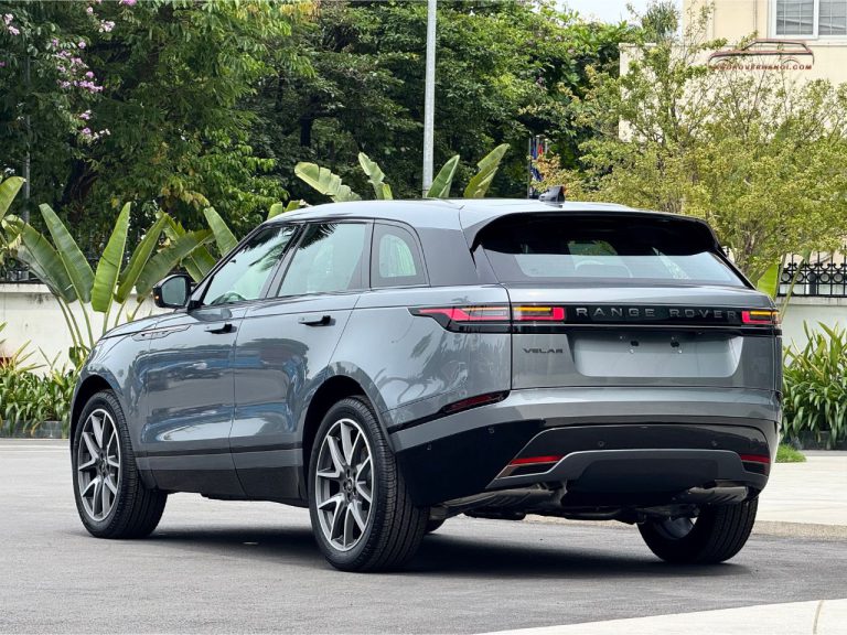 Ngoại thất góc 3/4 bên trái phía sau xe Range Rover Velar 2026 màu xám Zadar Grey