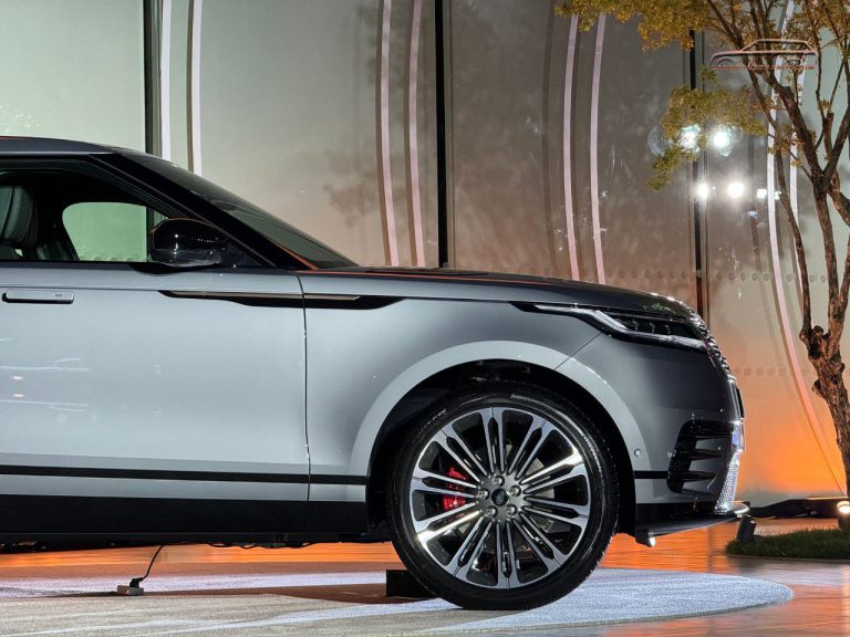 Chi tiết đường nét thân xe góc nhìn 3/4 phía trước Range Rover Velar 2026