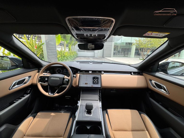 Toàn cảnh không gian nội thất khoang lái xe Range Rover Velar 2026 màu Zadar Grey