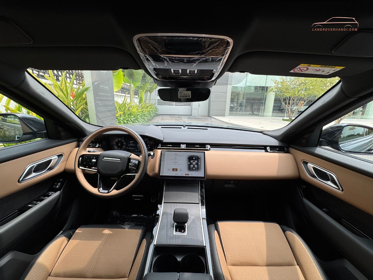 Toàn cảnh không gian nội thất khoang lái xe Range Rover Velar 2026 màu Zadar Grey