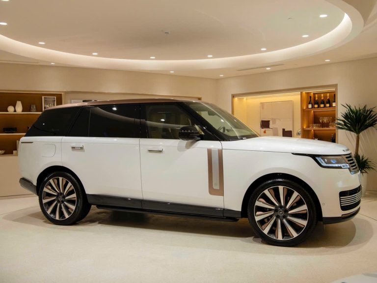 Góc nhìn ngang thân xe Range Rover SV làm nổi bật chiều dài bề thế