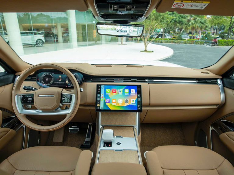 Tổng quan khoang lái sang trọng của Range Rover SV với màn hình Pivi Pro