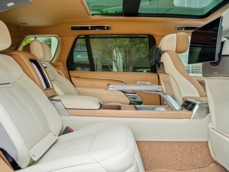 Hàng ghế sau hạng thương gia Executive Class Comfort-Plus trên Range Rover SV