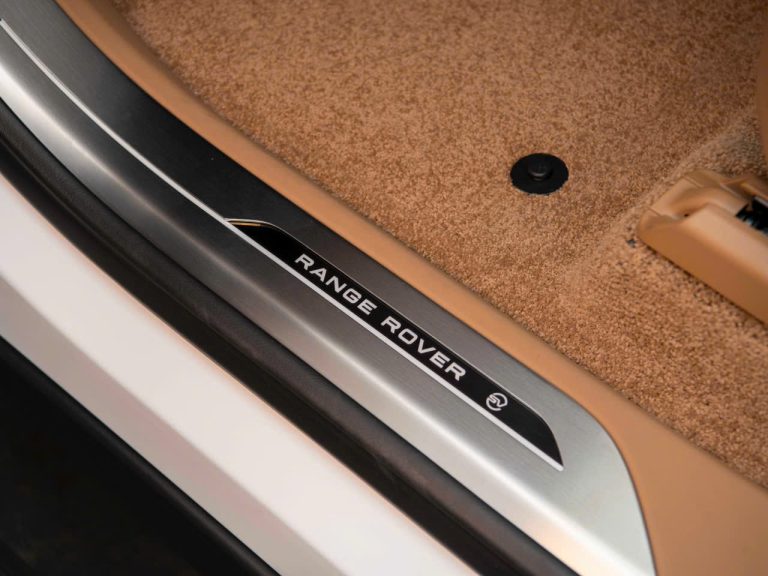 Bậc cửa phát sáng in chữ Range Rover SV bằng kim loại tinh xảo