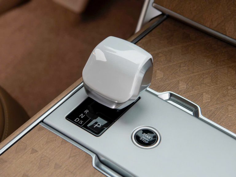 Chi tiết cần số và các nút điều khiển bằng gốm sứ trắng độc bản trên xe SV
