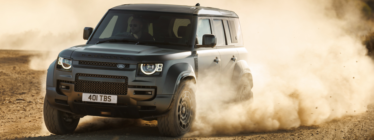 Tổng thể xe Defender OCTA thể hiện khả năng mạnh mẽ trên mọi bề mặt đường