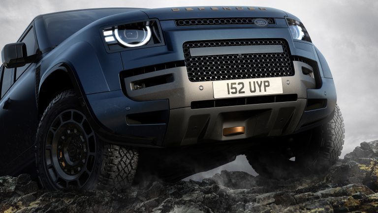 khả năng off road defender octa với phần tấm cản trước chuyên dụng